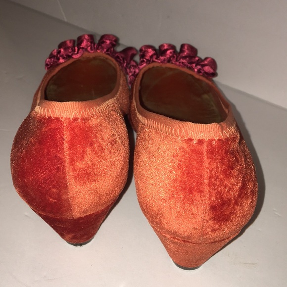 Burnt Orange Velvet BCBG kitten heel shoe - Picture 2 of 3